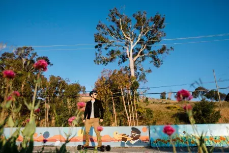 Skateur dans le quartier de Bayview.