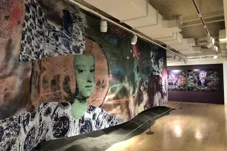 Um mural de grandes dimensões está em exibição em uma sala do Museu da Diáspora Africana, em São Francisco, Califórnia.