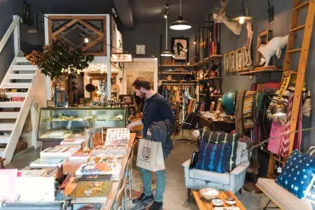 Um homem faz compras em uma boutique no bairro NoPa, em São Francisco.
