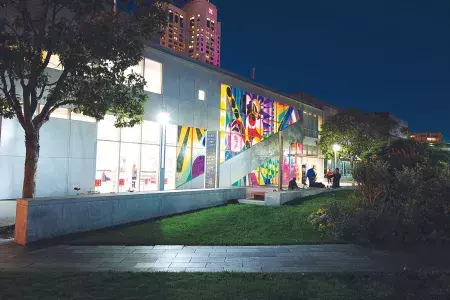 夜のイエルバブエナ芸術センターの外観。