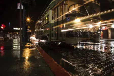 雨の夜の路面電車