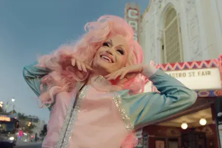 Lady Camden em frente ao Teatro Castro