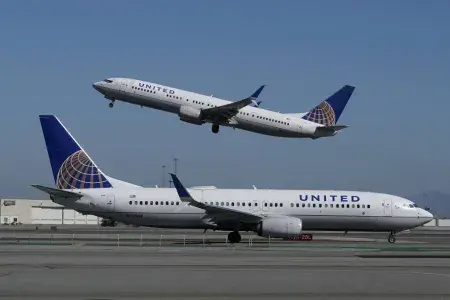 Planes arrive and depart from SFO