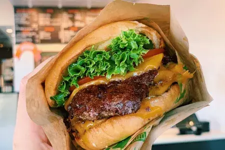 サンフランシスコのスーパーデューパーのダブルチーズバーガー。