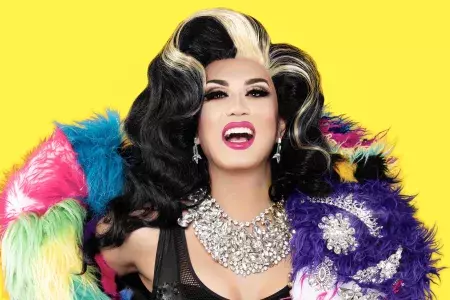 Drag Queen Manila Luzon com fundo amarelo