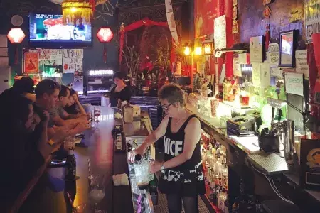 Um bar eclético em São Francisco.