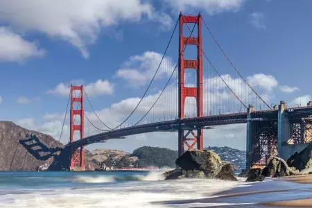 Uma foto da Ponte Golden Gate em um dia ensolarado.