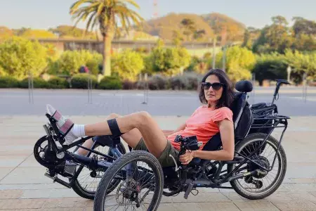 ジャン・ボンヴィルさんはアダプティブバイクに乗ってゴールデンゲートパークを探索します。
