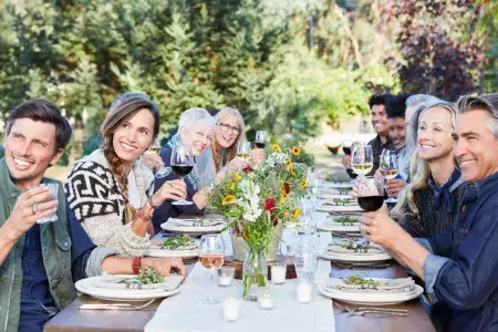 Amigos em uma mesa compartilhando uma degustação de vinhos ao ar livre