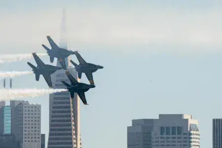 トランスアメリカピラミッド付近を飛行するブルーエンジェルの飛行機