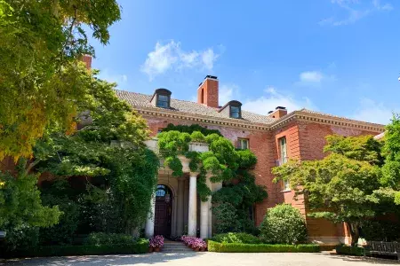 Frente da casa principal em Filoli em um dia ensolarado