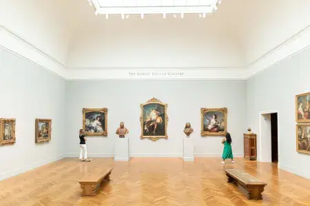 レジオンドヌール美術館のロバート・ダラー・ギャラリーで芸術作品を鑑賞する人々