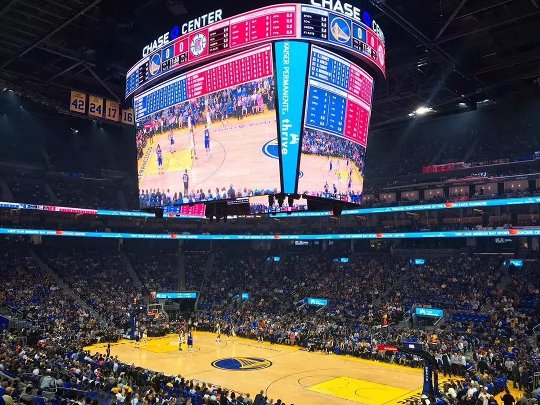 Dentro do Chase Center de São Francisco para um jogo do Golden State Warriors.