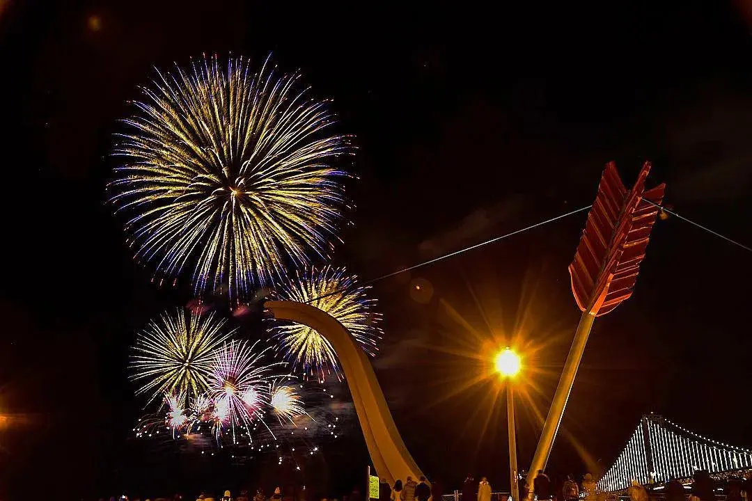 Fireworks light up the San Francisco skies with Cupid's Span in the foreground.