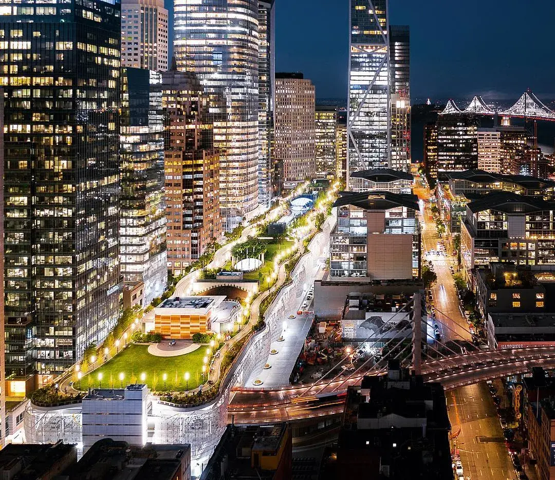 Le parc Salesforce de San Francisco illuminé la nuit.