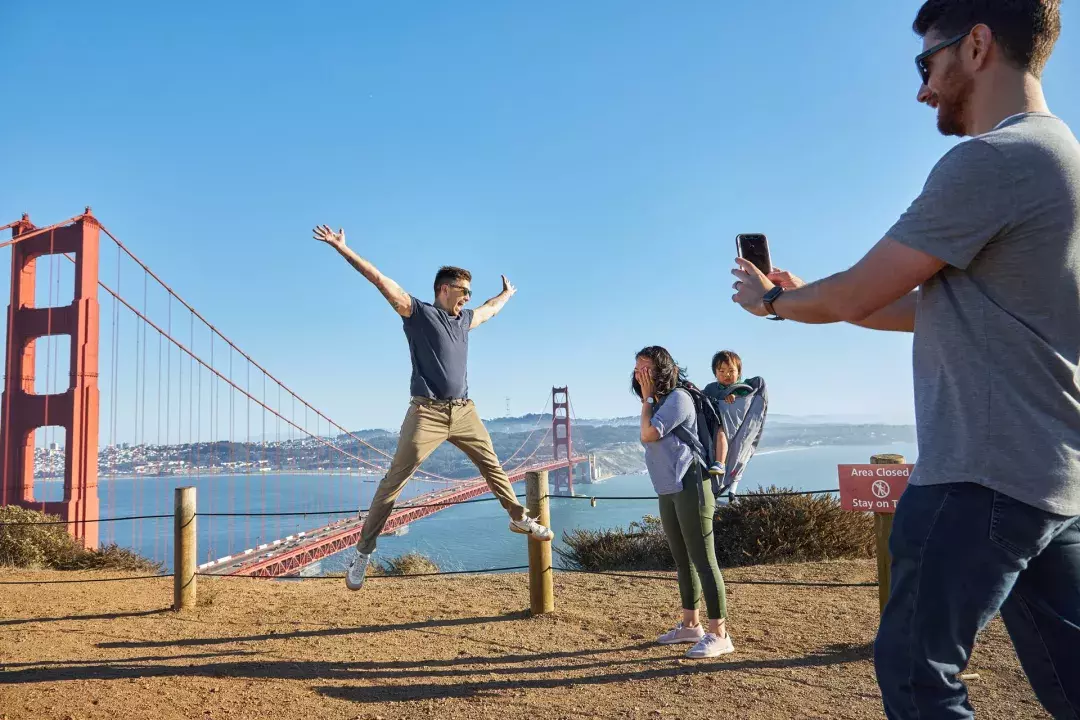 Um grupo tirando fotos na Ponte Golden Gate