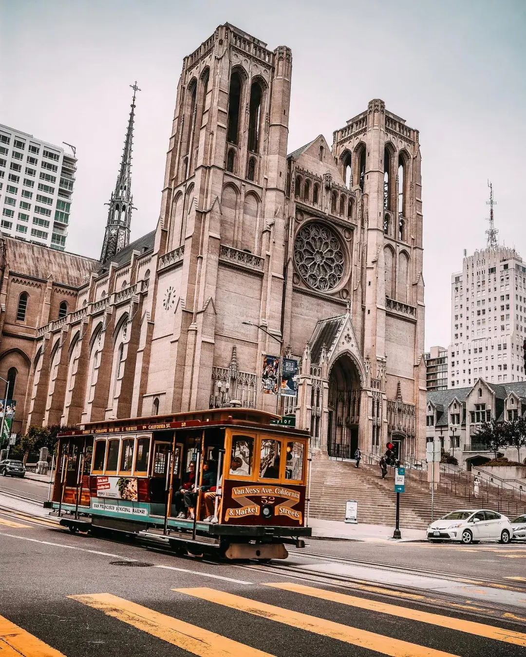 Cable Car going by Grace Cathedral