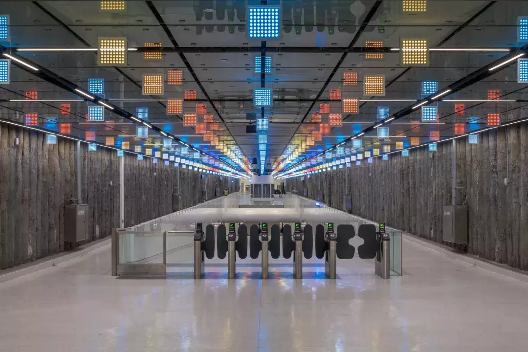 “Lucy in the Sky” de Erwin Redl, 2021, Central Subway: Estação Union Square Market