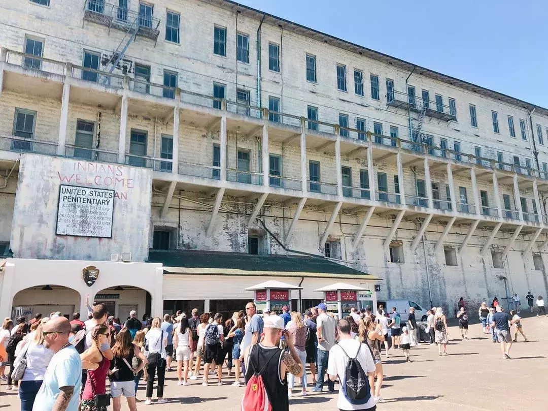 Crowd waiting to enter Alcatraz building. 