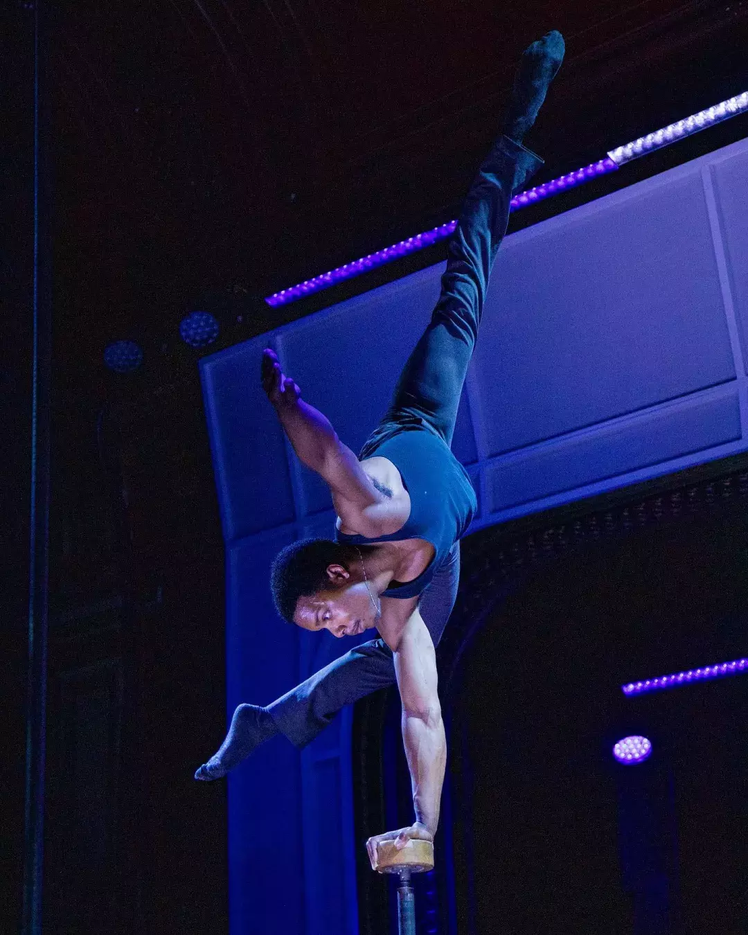 Acrobats perform in "Dear San Francisco" at Club Fugazi