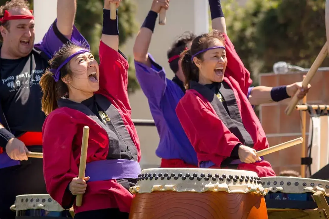 Bateristas no Japantown durante o festival anual das cerejeiras em flor.
