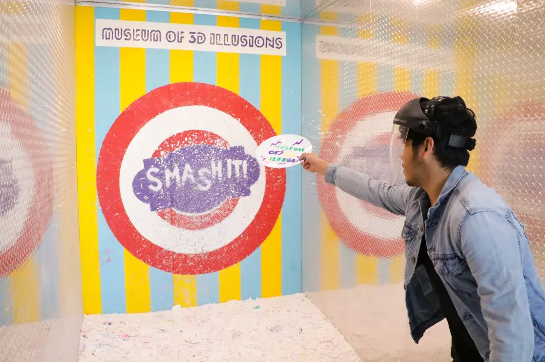 Visitors to the Museum of 3D Illusions enjoy Smash It!