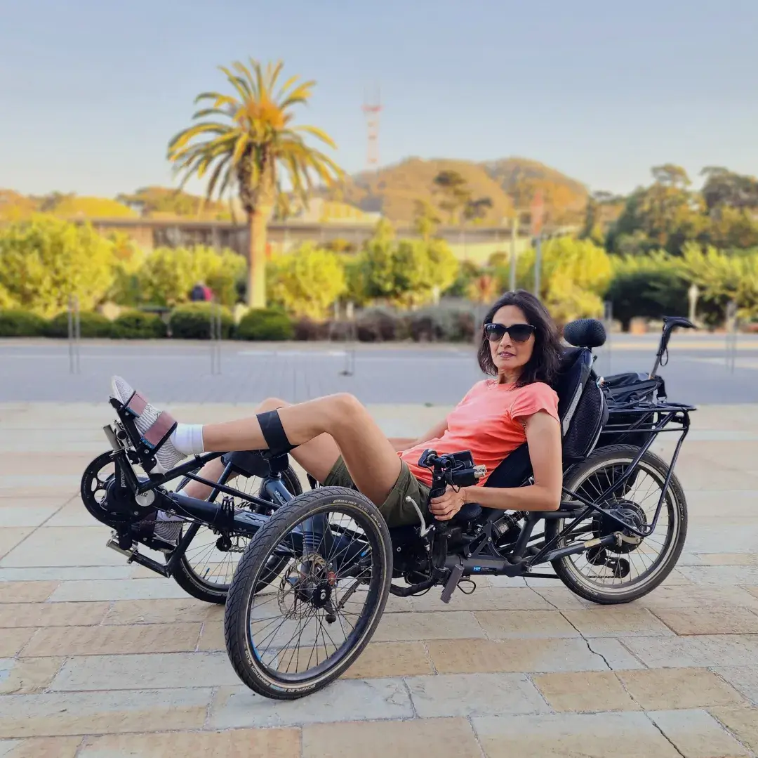 ジャン・ボンヴィルさんはアダプティブバイクに乗ってゴールデンゲートパークを探索します。