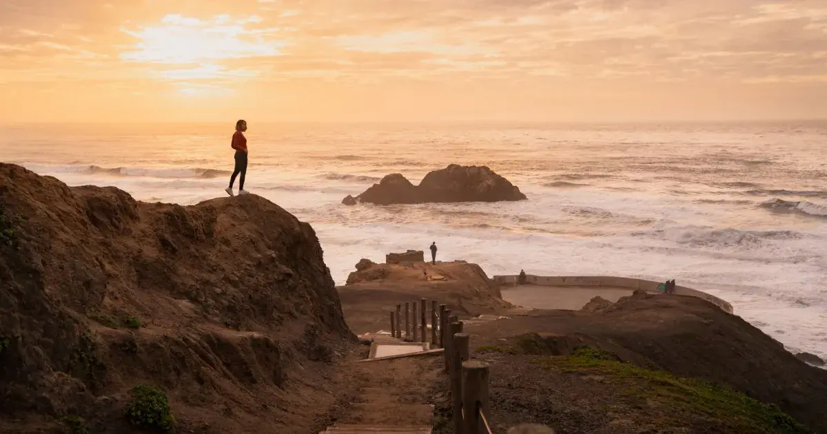 sutro-baths-people-on-rocks. 