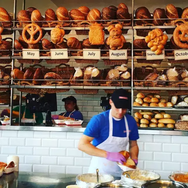 베이커들은 샌프란시스코의 Boudin Bakery에서 사워도우 빵을 만듭니다.