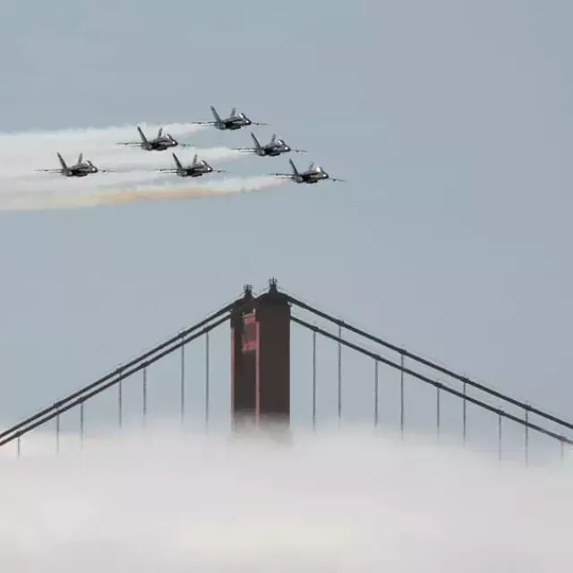 Blue Angels sobre a Ponte Golden Gate