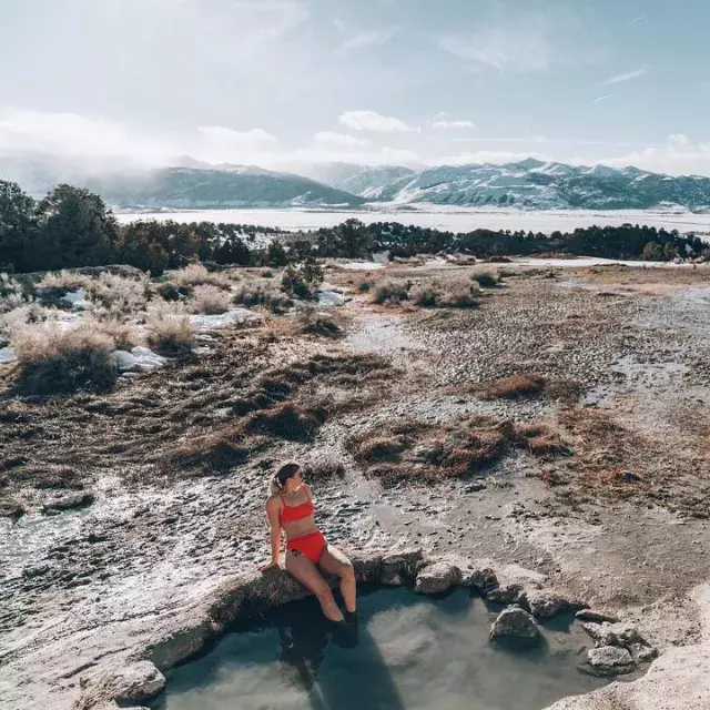 Uma mulher relaxa em fontes termais naturais além de São Francisco.