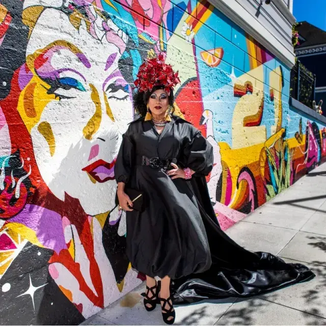 후아니타 더! J. Manuel Carmona와 Guilherme Lemes Cardose e Silva의 벽화 앞, Grove의 Steiner Street