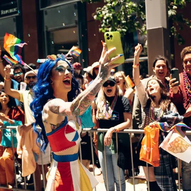 サンフランシスコ・プライドパレードと群衆
