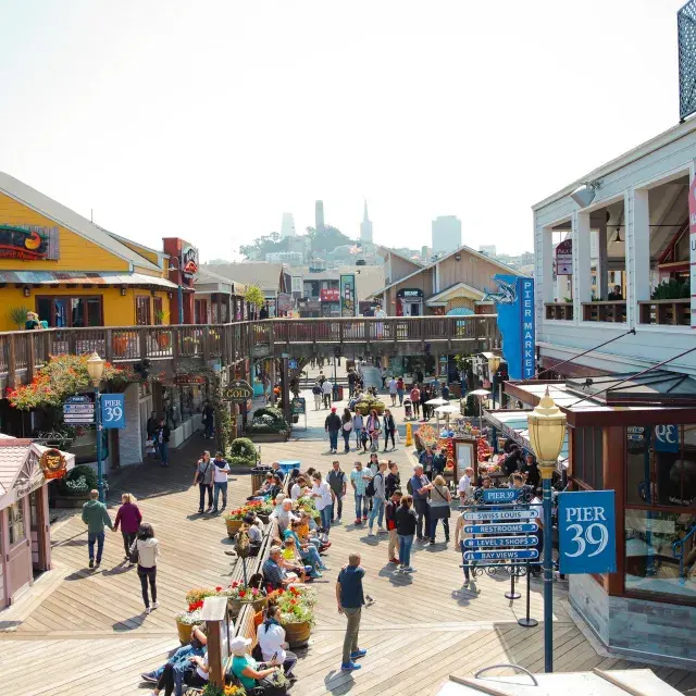 ピア39にはたくさんのお店があります