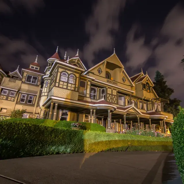 Winchester Mystery House à noite