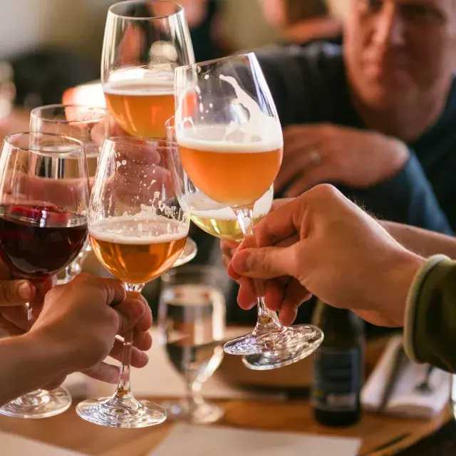 Um grupo de viajantes toma uma bebida em um bar de São Francisco.