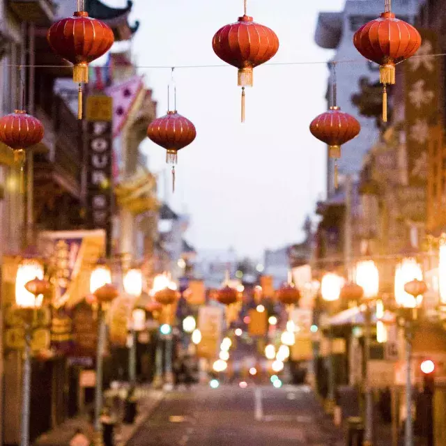 Vista de perto de uma série de lanternas vermelhas penduradas acima de uma rua em Chinatown. São Francisco, Califórnia.