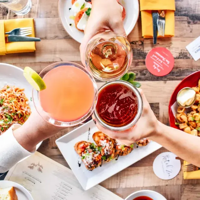 フィッシャーマンズワーフ沿いにあるペスカトーレでは、新鮮なシーフードとカクテルをお楽しみいただけます。