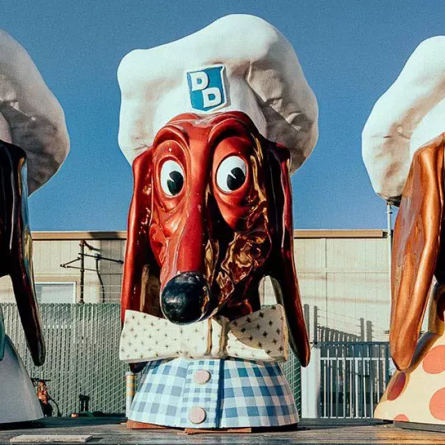 Três das famosas cabeças do Doggie Diner em exibição.