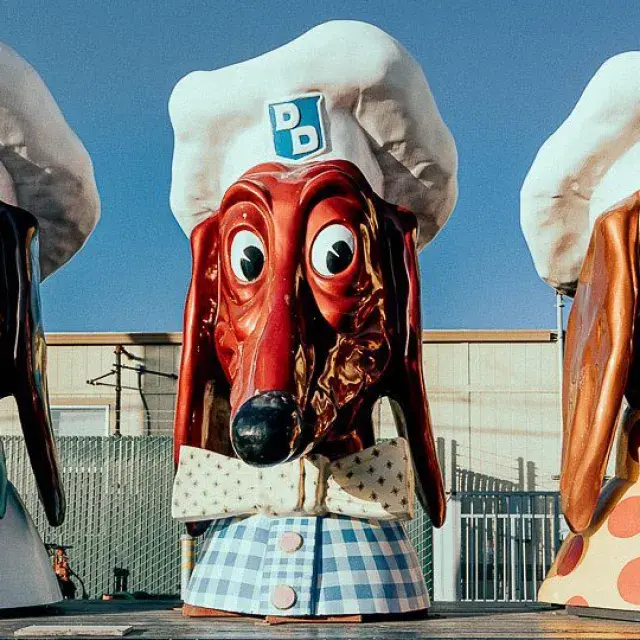 Trois des célèbres têtes de Doggie Diner exposées.