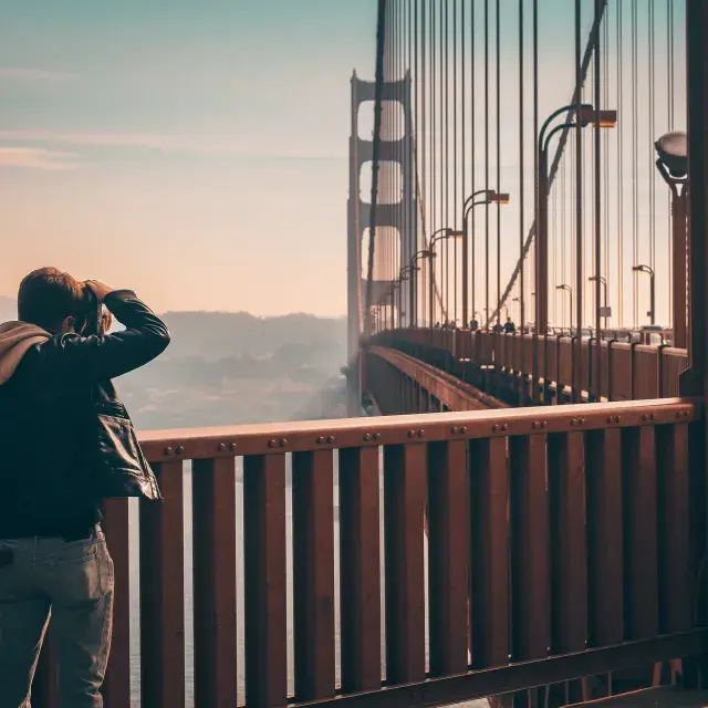 Golden Gate Bridgeで写真を撮る男性