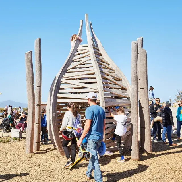 Presidioのアウトポストで遊ぶ家族たち