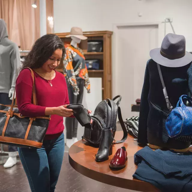 Uma mulher faz compras em uma boutique de São Francisco.