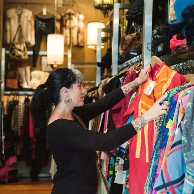 Eine Frau kauft in einer Boutique in San Francisco ein.