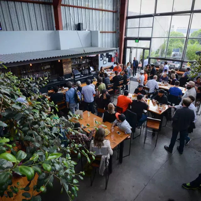 Clientes comem e bebem na Southern Pacific Brewing em São Francisco.