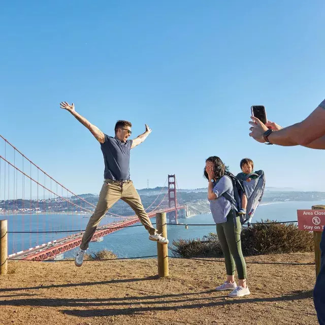 Um grupo tirando fotos na Ponte Golden Gate