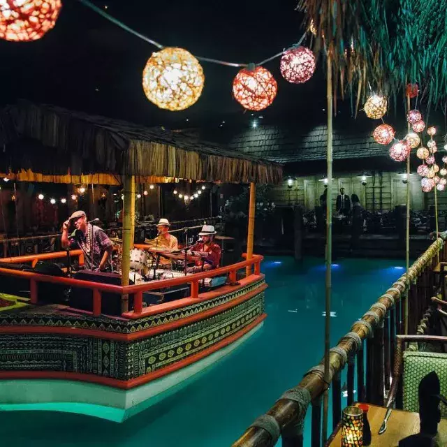 A banda da casa toca na lagoa do mundialmente famoso Tonga Room, no Fairmont Hotel, em São Francisco.