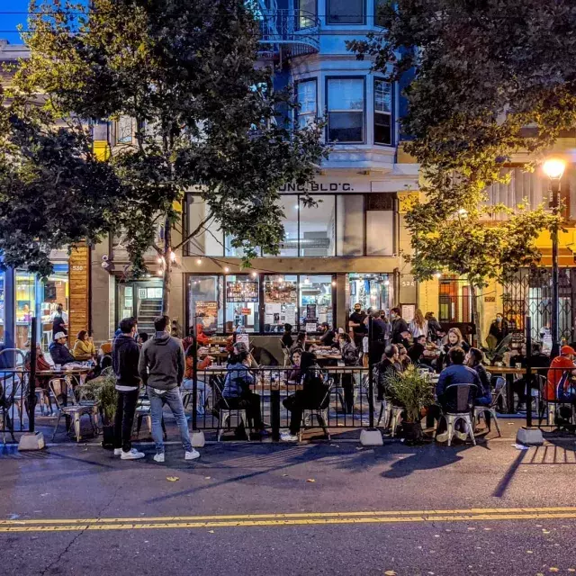 Uma multidão desfruta de comida e bebida ao longo da Valencia Street, em São Francisco