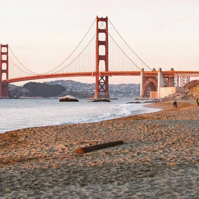 샌프란시스코의 베이커 비치는 배경에 Golden Gate Bridge 있는 사진입니다.