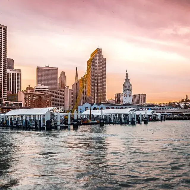 O Ferry Building ao pôr do sol da baía.